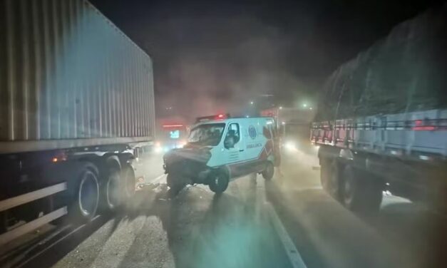 Ambulância que saiu de Campo Belo se envolve em grave acidente com carreta e deixa um morto na BR-381