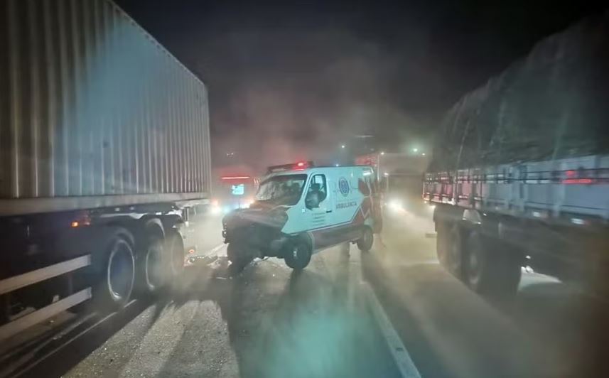 Ambulância que saiu de Campo Belo se envolve em grave acidente com carreta e deixa um morto na BR-381