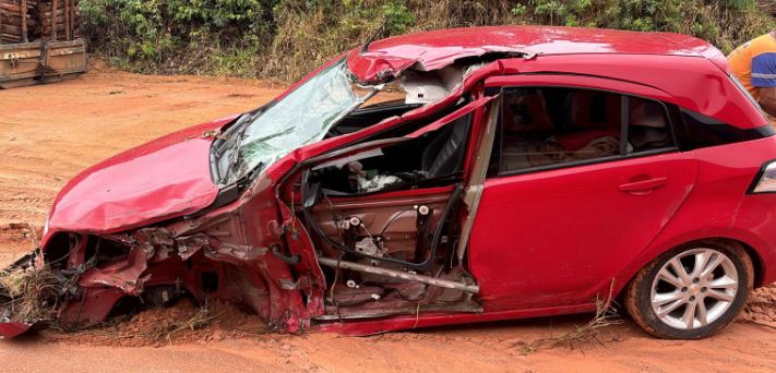 Mulher fica gravemente ferida após colisão entre carro e caminhão na MG-164, em Itapecerica