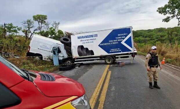 Acidente entre ambulância e caminhão deixa cinco mortos, dentre eles grávida e médico