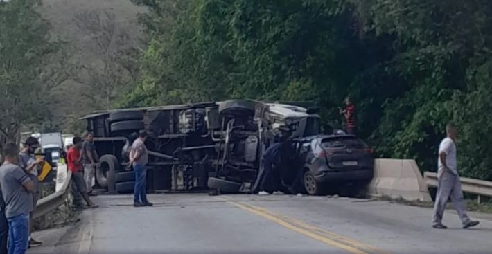 Acidente entre caminhão e carro deixa quatro feridos e interdita BR-040