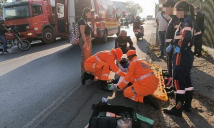 Colisão entre carro e motocicleta deixa homem ferido na Avenida Brasil, em Formiga