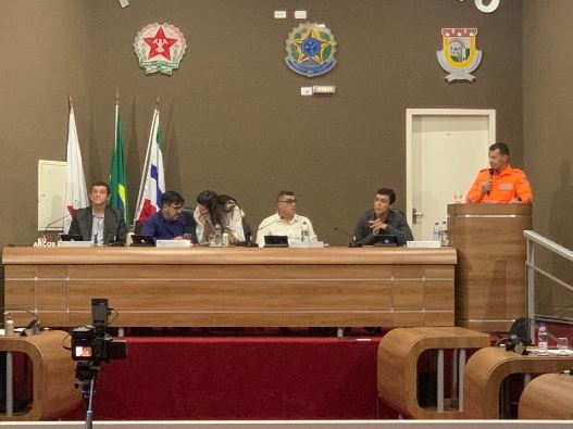 Comandante apresenta atividades do Corpo de Bombeiros durante reunião da Câmara de Arcos