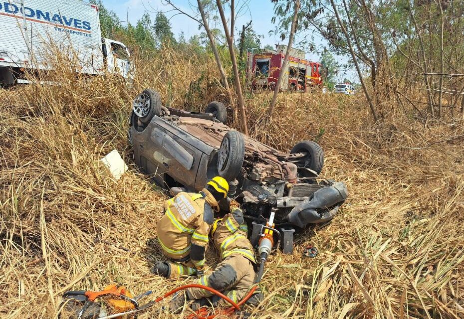 Homem fica ferido após carro capotar na MG-170, em Arcos