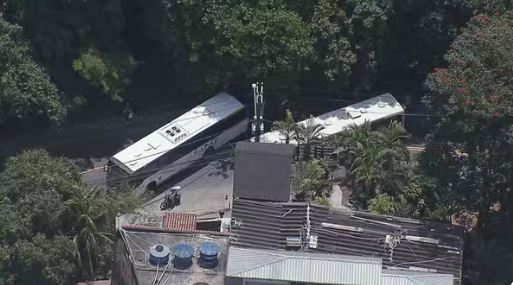 Criminosos sequestram 9 ônibus para fazer barricada no Rio de Janeiro