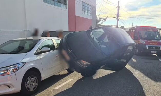Batida deixa um carro em cima do outro e motorista sofre traumatismo craniano em MG