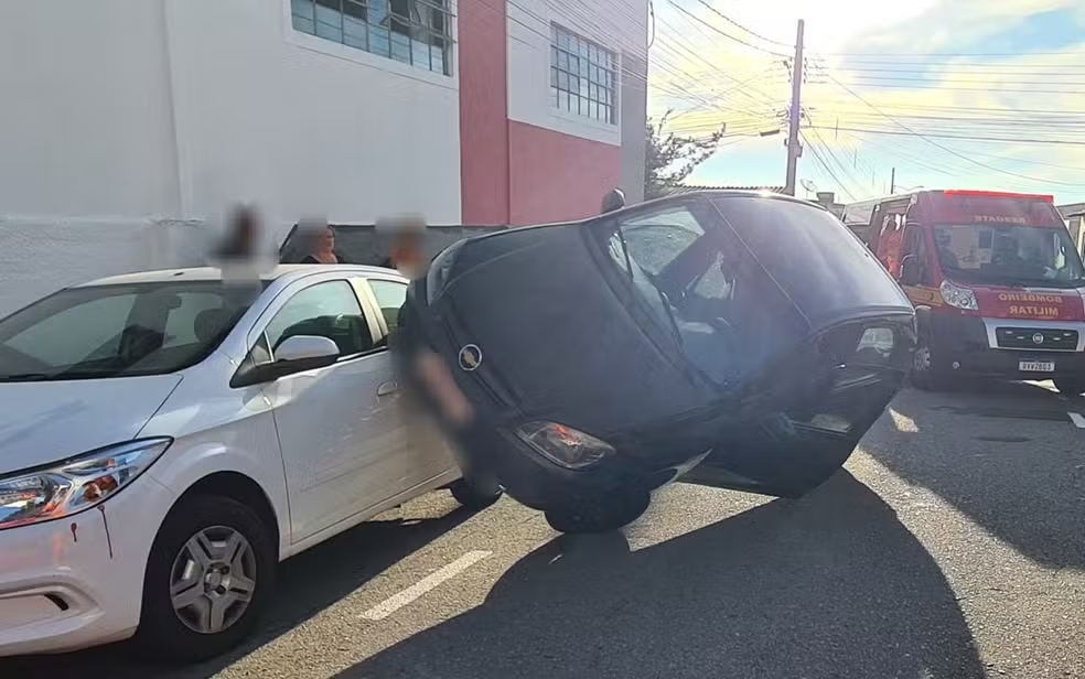 Batida deixa um carro em cima do outro e motorista sofre traumatismo craniano em MG