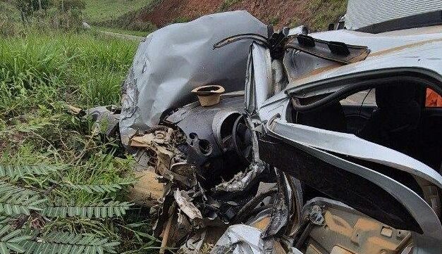 Batida entre caminhão carregado de frutas e carro na MG-126 deixa idoso fica em estado grave