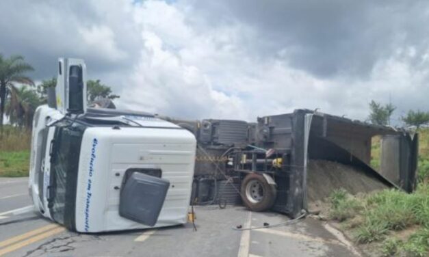 Motorista perde controle da direção e  caminhão tomba na BR-354 , em Arcos
