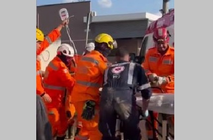 Trabalhador é socorrido pelos bombeiros após ser soterrado em obra, em Campo Belo