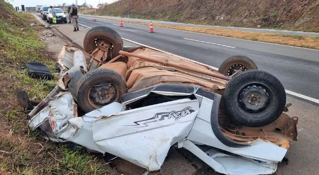 Jovem de 19 anos fica ferido após carro capotar na MG-050