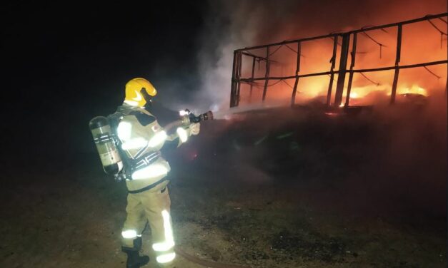 Carreta pega fogo na BR-354, em Bambuí