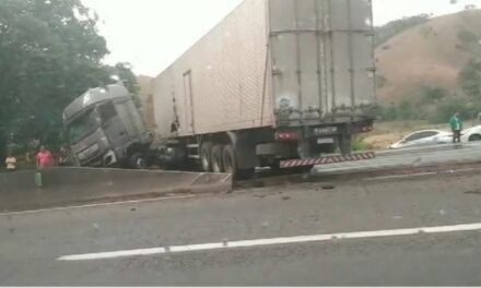 Dois acidentes a 400 metros de distância e com intervalo de oito minutos interditam BR-381, em Minas