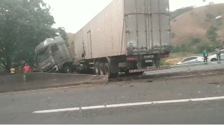 Dois acidentes a 400 metros de distância e com intervalo de oito minutos interditam BR-381, em Minas