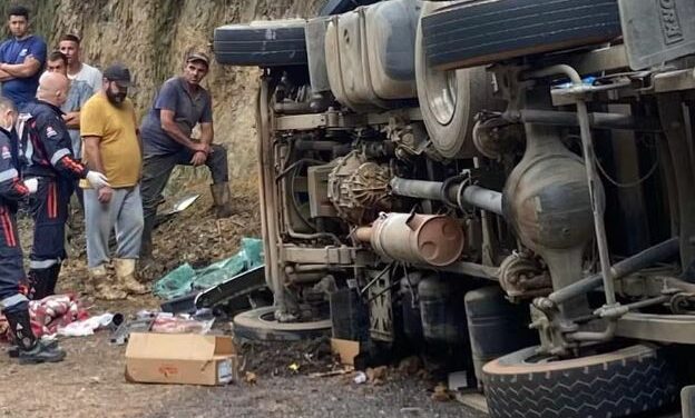 Motorista e passageiro morrem após carreta tombar no Sul de Minas