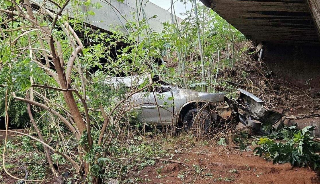 Carro cai de ponte e marcas indicam voo de quase 50 metros sobre o rio