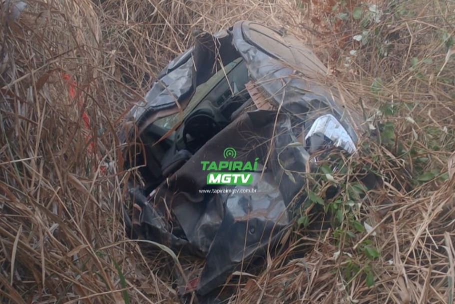 Quatro pessoas ficam feridas após carro capotar e cair em ribanceira na BR-262