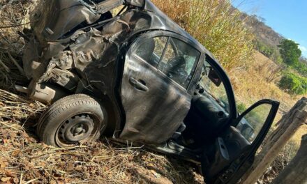 Duas mulheres são socorridas após carro capotar na MG 260, em Itapecerica