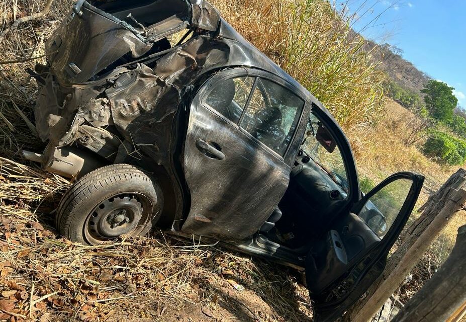 Duas mulheres são socorridas após carro capotar na MG 260, em Itapecerica