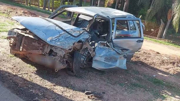 Mulher bate o carro de frente com ônibus e fica em estado grave