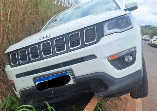Motorista perde o controle e carro sobe em guard rail na MG-170, em Lagoa da Prata