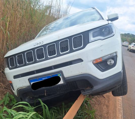 Motorista perde o controle e carro sobe em guard rail na MG-170, em Lagoa da Prata
