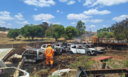 Cerca de dez veículos são destruídos por incêndio em Bambuí