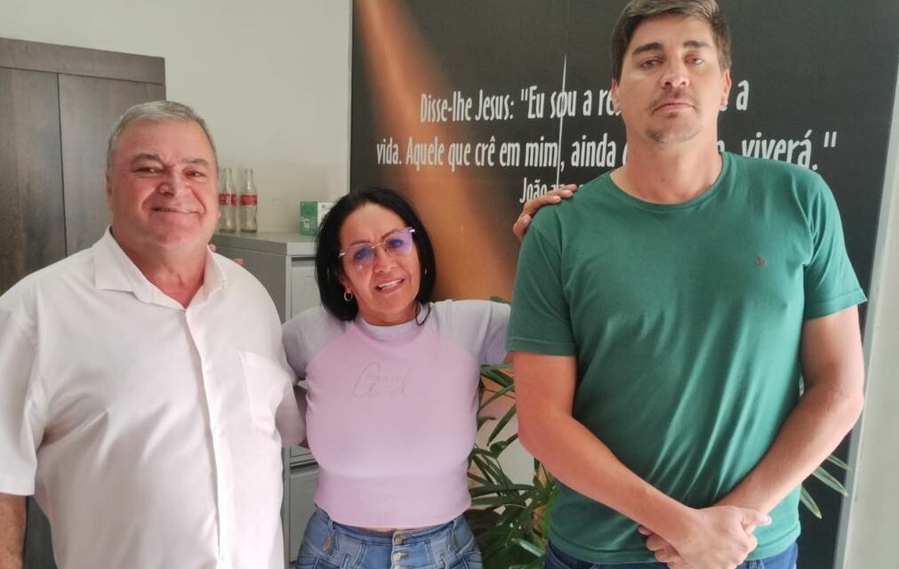 Mãe de artista de rua falecido em Formiga visita túmulo do filho