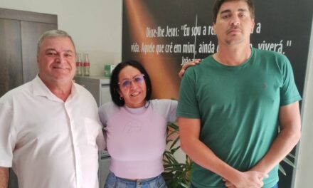 Mãe de artista de rua falecido em Formiga visita túmulo do filho
