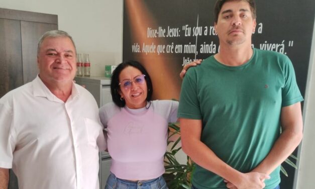 Mãe de artista de rua falecido em Formiga visita túmulo do filho
