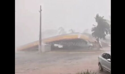 Chuva com ventos fortes derruba estrutura de postos de combustíveis às margens da BR-262, em Luz