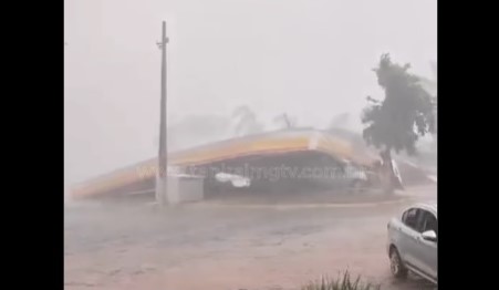 Chuva com ventos fortes derruba estrutura de postos de combustíveis às margens da BR-262, em Luz