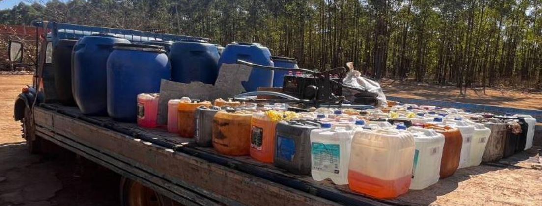 Mais de 5 mil litros de combustíveis armazenados ilegalmente são apreendidos durante operação em Minas