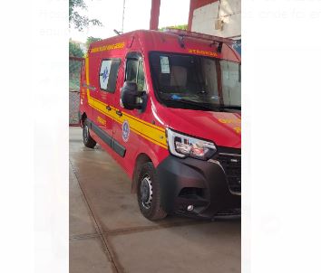 Bombeiros socorrem homem após colisão de veículo em Arcos