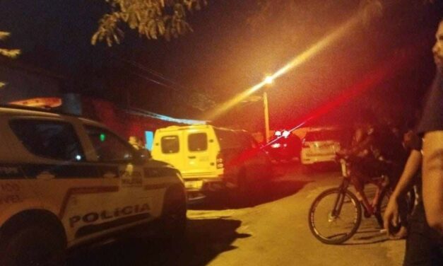 Mulher é presa suspeita de matar a própria mãe com pauladas na cabeça