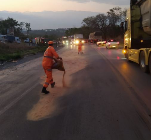 Bombeiros espalham serragem na BR-354, após colisão entre caminhões e derramamento de óleo