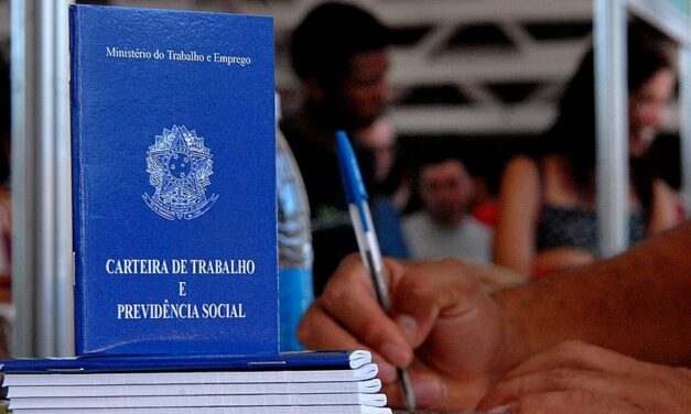 Desemprego cai para 6,4% entre julho e setembro, diz IBGE