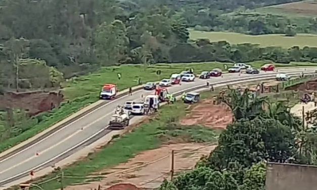Acidente envolvendo três carros e uma moto deixa motoqueiro gravemente ferido na BR-459