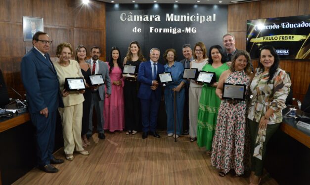 Educadores de Formiga recebem a ‘Comenda Paulo Freire’