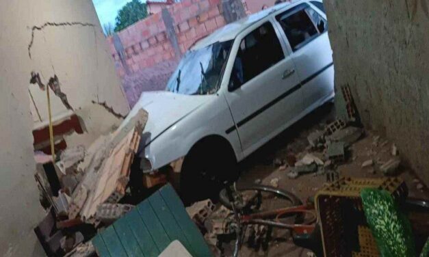 Motorista embriagada invade casa, derruba parede de quarto e fere mulher