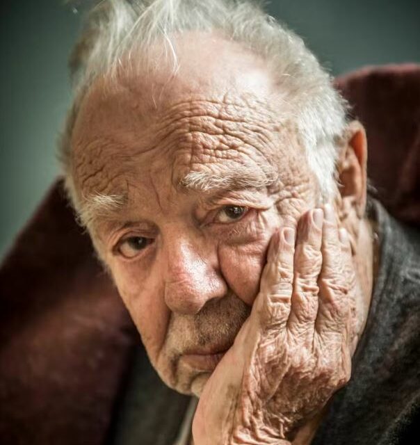 Ator Emiliano Queiroz morre aos 88 anos