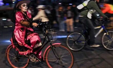 ‘Roleween’: ciclistas e patinadores fantasiados fazem passeio noturno em clima de dia das bruxas