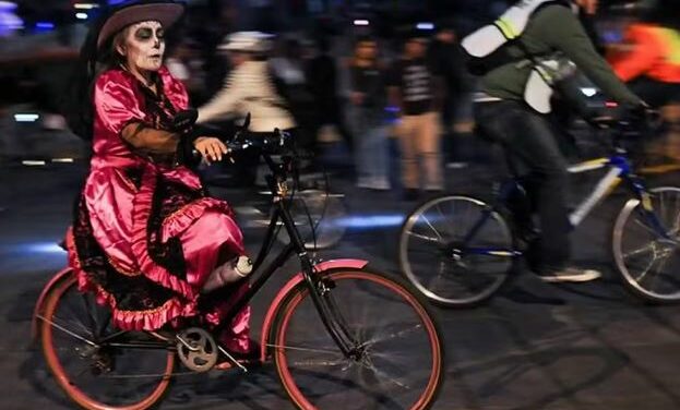 ‘Roleween’: ciclistas e patinadores fantasiados fazem passeio noturno em clima de dia das bruxas