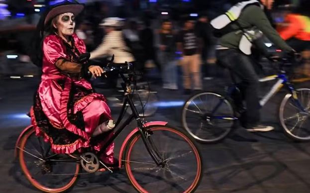 ‘Roleween’: ciclistas e patinadores fantasiados fazem passeio noturno em clima de dia das bruxas