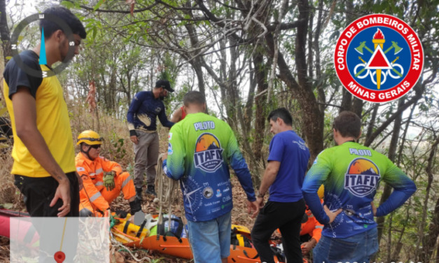 Bombeiros de Formiga salvam piloto de parapente após ele cair em área de mata fechada