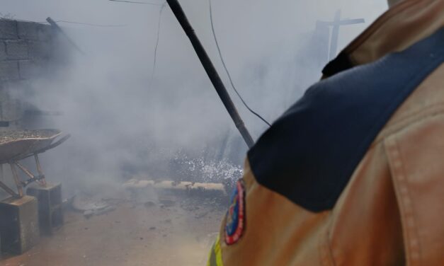 Fogão a lenha causa incêndio em casa em Arcos