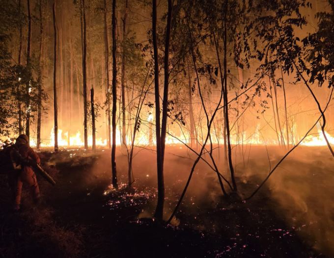 Botijão de gás cai de caminhão, atinge outro veículo e provoca explosão e incêndio na BR-262