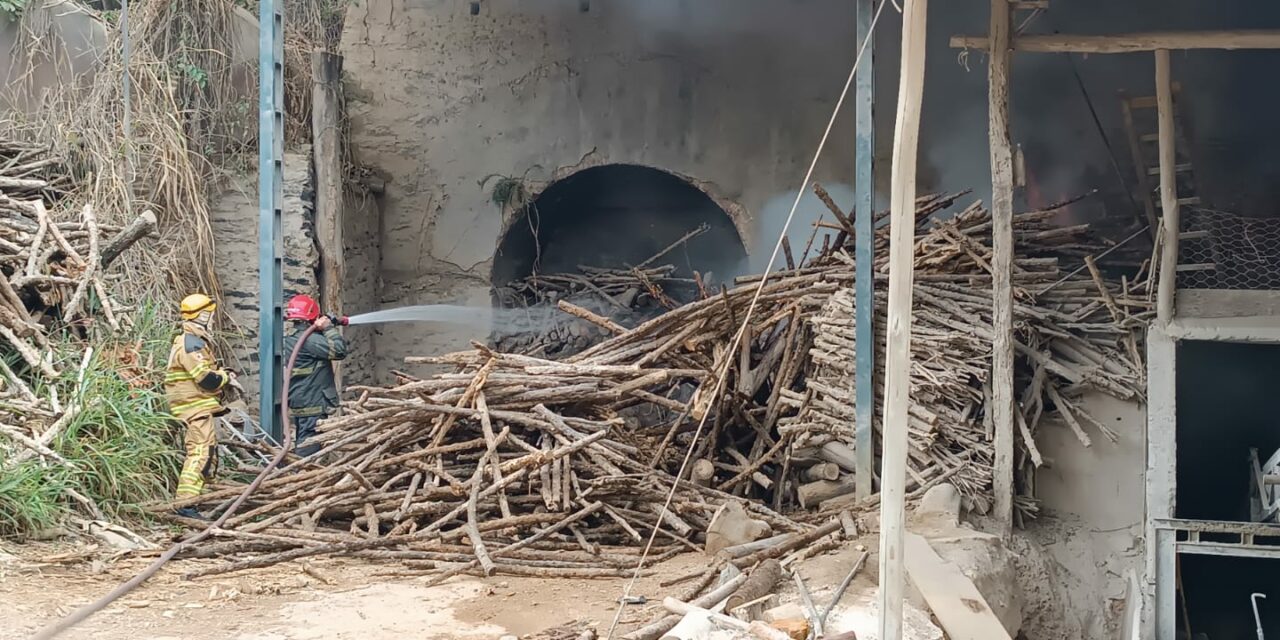 Bombeiros de Formiga combatem incêndio em calcinação, em Córrego Fundo