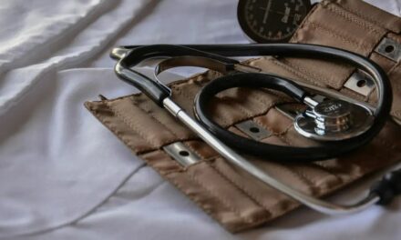 A cada três horas, um médico é vítima de violência no Brasil