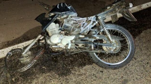 Jovem morre após colisão entre moto e caminhão na MG-050